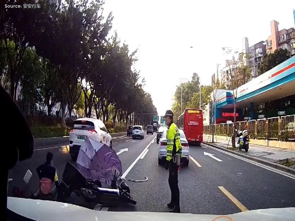 Collection of traffic accidents: High-speed and fast-track willful caesar, the result is that the car skills are too poor to take off