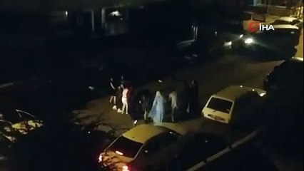 Sosyal mesafe kuralına uymayarak sokak ortasında halay çektiler