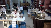 KOCAELİ Dükkanlarını kapatan terziler sağlık çalışanları için maske üretiyor