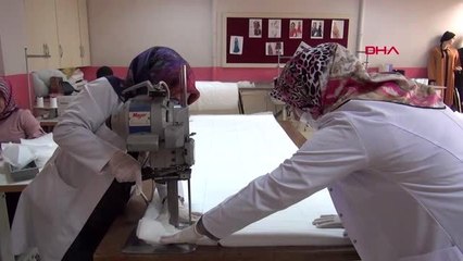 Muş'ta gönüllü usta öğreticiler maske üretiyor