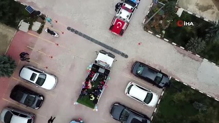 Evden çıkamayanlara seyyar konser...Zabıta çaldı, itfaiyeci söyledi