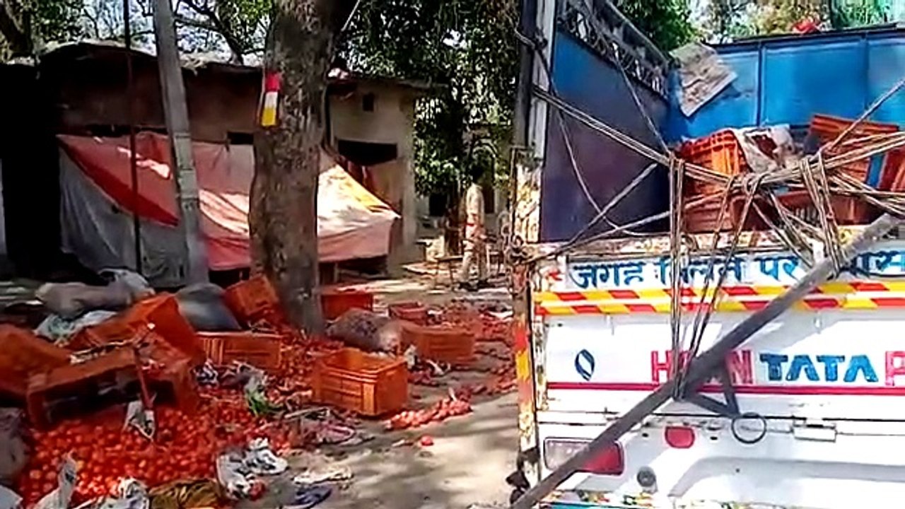 प्रयागराज: अनियंत्रित होकर पलटी मैजिक, टूटा खलासी का हाथ