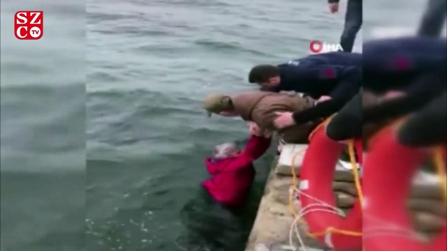 Denize düşen otomobilin sürücüsü kendi imkanlarıyla sudan çıktı