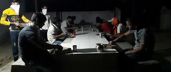 क्वारंटाइन रूम: खाना-नाश्ता-चाय और फिर रात को पेट भर भोजन कर सो रहे लोग