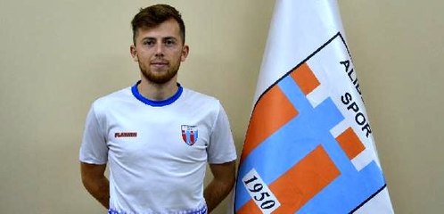 Şakir Kıyak, koronavirüs nedeniyle ligler ertelenince pastanede babasına yardım etmeye başladı