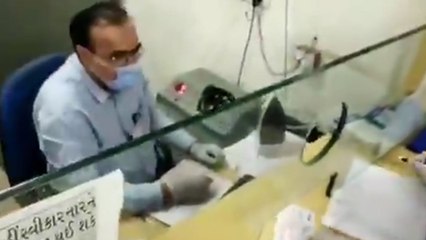 'कोरोना फैलाएगी', सरकारी डॉक्टर से सूरत में पड़ोसी ने ऐसे की बदसलूकी, VIDEO