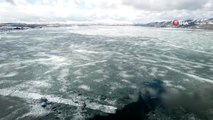 Buzları çözülen Nazik Gölü'nden görenleri kendine hayran bırakan görüntüler