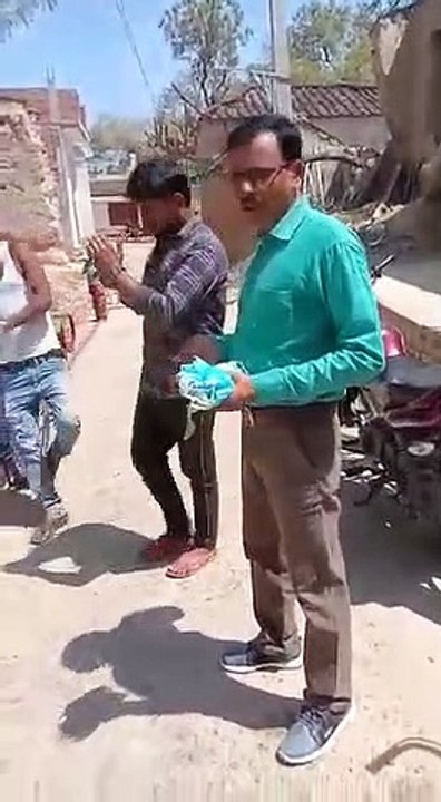 अयोध्या: गांव में घूम घूम निवासी ने किया लोगो को जागरूक