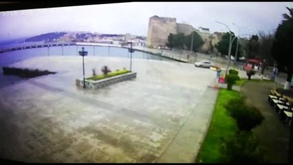 Denize düşen otomobilin sürücüsü kendi imkanlarıyla sudan çıktı