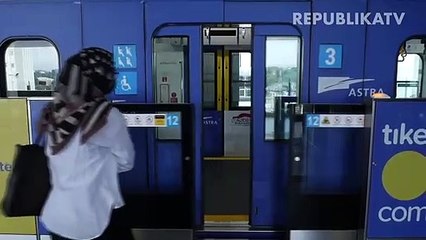Warga berjalan keluar Stasiun MRT Bundaran HI, Jakarta.