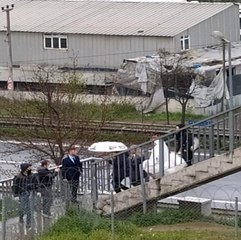 Korona nedeniyle şehir değiştiremeyen damat, gelini üst geçitten aldı