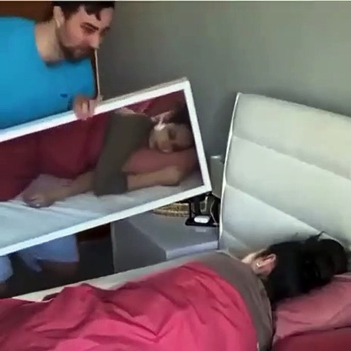 Il lui fait un réveil plein de surprise et amusant avec un miroir.