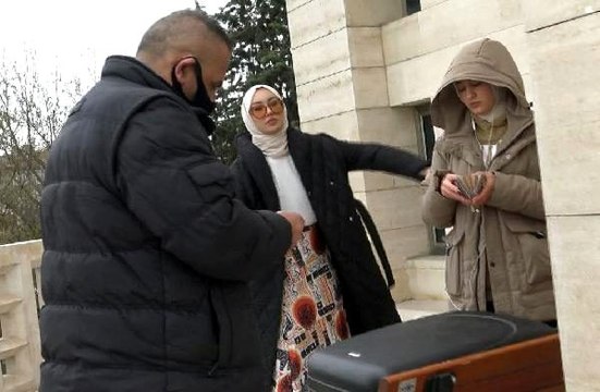 Cami avlusunda kıyafet çekimi yapan kız kardeşlere polis ekipleri müdahale etti