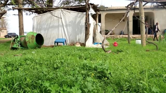 Evinin bahçesine kurduğu çadırda kendisini karantinaya aldı