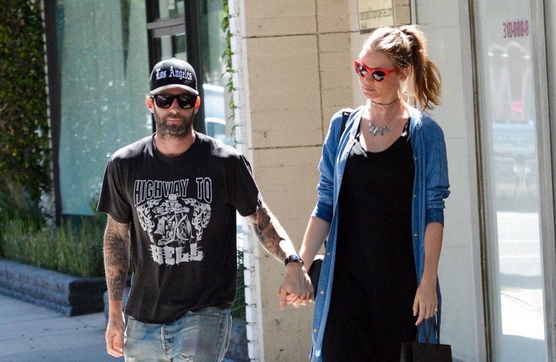 Adam Levine: Behati Prinsloo me frapperait si je lui proposais d'avoir un autre bébé