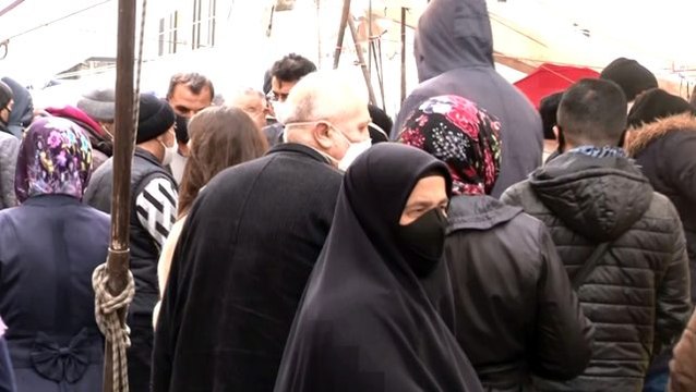 Koronavirüs tedbirleri hiçe sayıldı! Pazarda sosyal mesafesiz, maskesiz alışveriş
