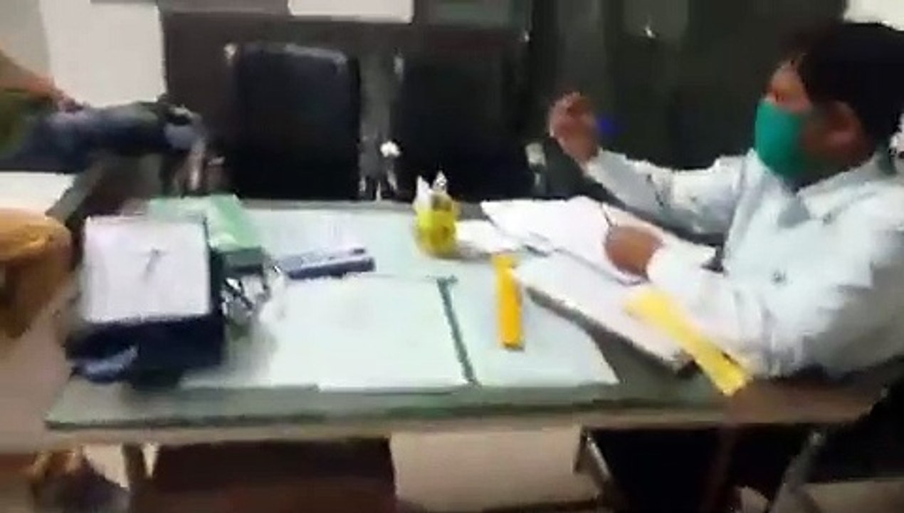 सदर हास्पिटल के इमरजेंसी वार्ड में सेनेटाइजर की...
