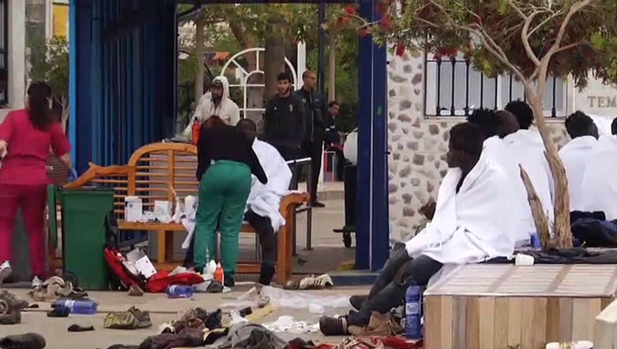 Al menos 53 migrantes logran saltar la valla de Melilla durante la noche