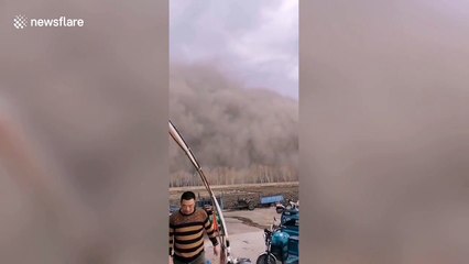 Download Video: Huge sandstorm wall hits northeastern China