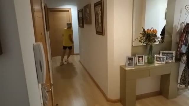 Con 76 años corre 17 km diarios por las habitaciones de su casa de Toledo