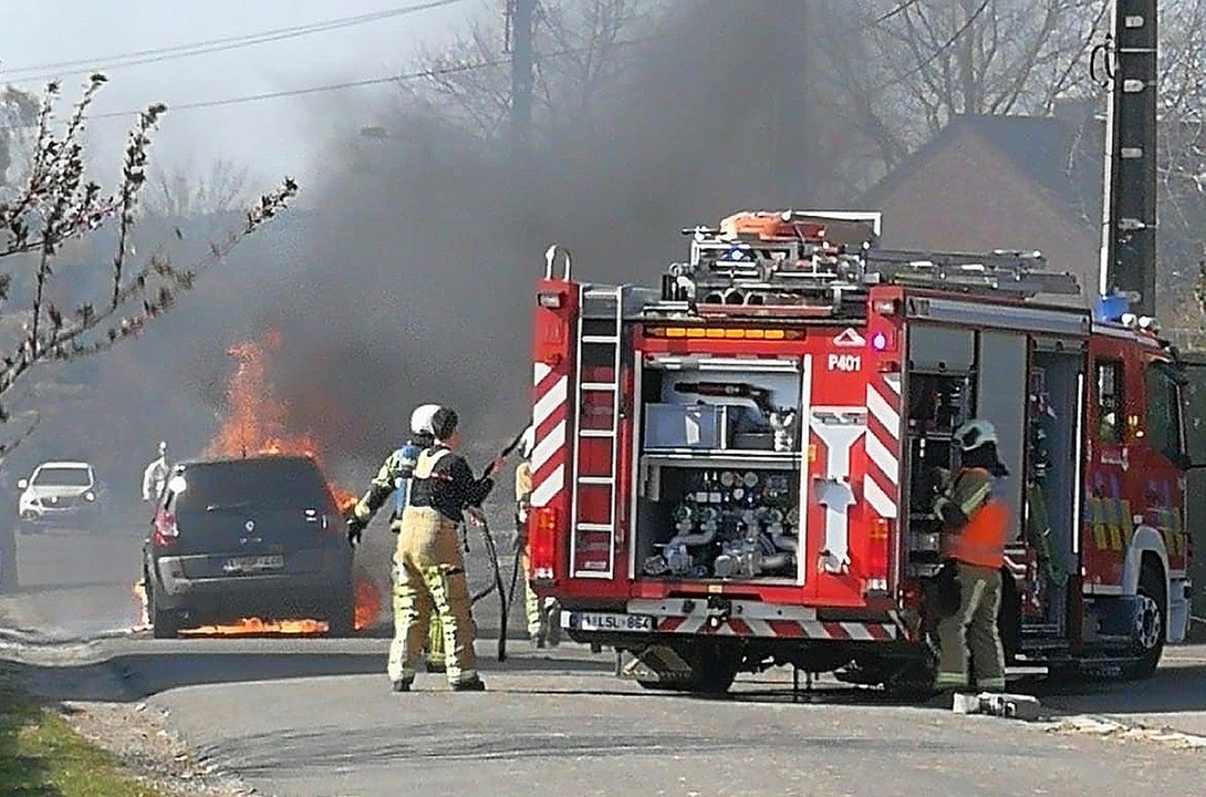 FAITS DIVERS - Une voiture prend feu en roulant...