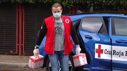 El 'Línce de Parla' colabora con Cruz Roja repartiendo comida