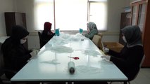 Kadın eğitmenler günde 7 bin maske üretip ücretsiz dağıtıyor