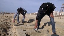 فنان فلسطيني يستخدم الرمال لحض سكان غزة على البقاء في المنزل
