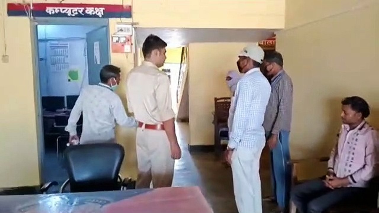 इटावा: सर्व सेवा सामिति ने सरकारी कार्यालयों में कराया सैनिटाइजर छिड़काव
