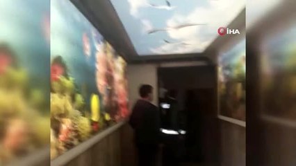 Ev mutfağında kumar oynarken yakalandılar, sosyal mesafeyi ihlalden de ceza yediler