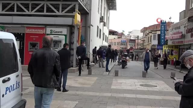 Vatandaşlar sosyal mesafeyi koruyunca uzun kuyruklar oluştu