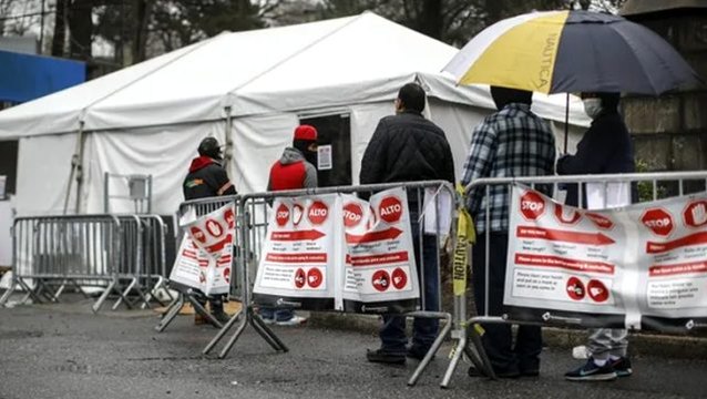 New York'ta koronavirüs salgınında ölenlerin parklara gömülmesi gündeme geldi