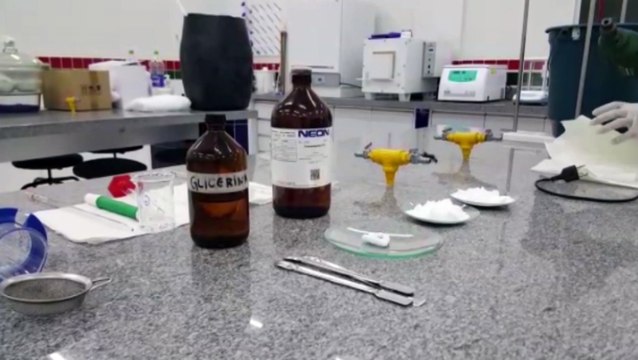 Alunos da IFPR produzem álcool em gel para doação ao Corpo de Bombeiros