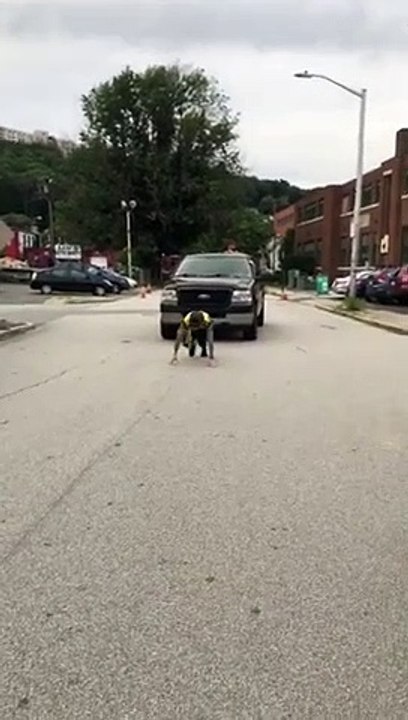 Elle tire un 4x4 à pieds avec des gens dedans !