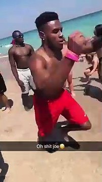 Il tente un Backflip qui finit en prise de judo sur une fille... Douloureux