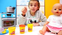 Kids Toy Videos US - Puppen Mama - Wir füttern Ayças kleine Puppe.