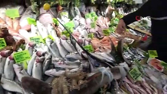 Vatandaş ucuz balık yesin diye fiyatları yarı yarıya düşürdü