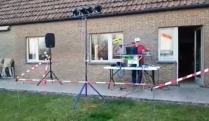 Géry met l'ambiance dans la rue Relambu à Béclers