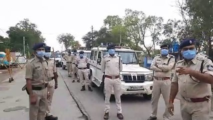 एसपी ने प्रधान आरक्षक को किया सैल्यूट,