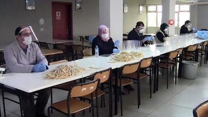 Sağlık Çalışanları İçin Siperli Maske Üretiyorlar