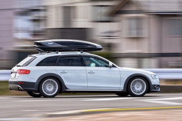 கார் சக்கரங்கள் வேகமாக சுழல்கையில் பின்பக்கமாக சுழல்வது போல் தெரிவது ஏன்?