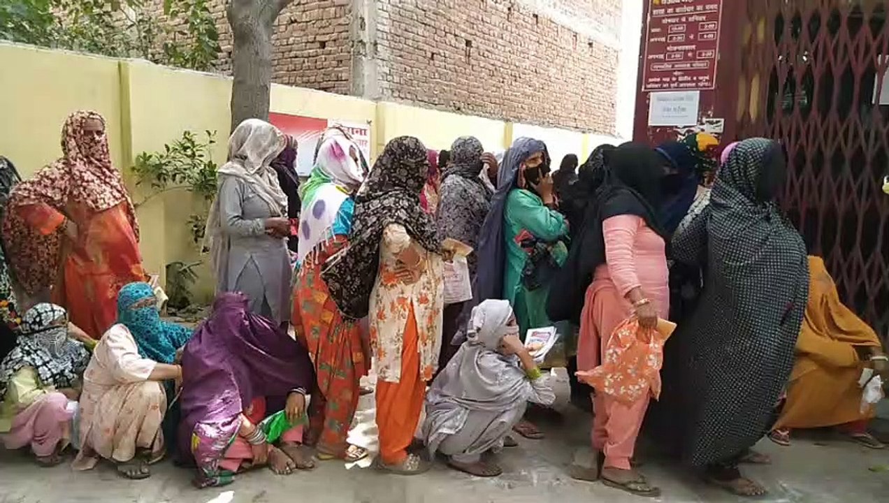 कैराना: लॉकडाउन में बैंको के बाहर लगी कतार, सोशल डिस्टेंस का उल्लंघन