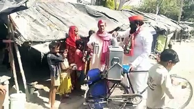 मैनपुरी: सपा नगर अध्यक्ष ने गरीबों को बांटा दूध