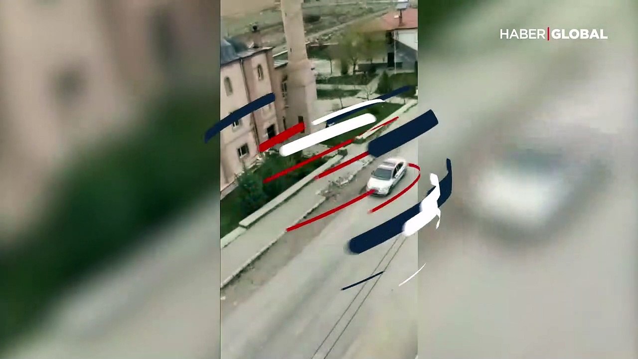 Gençler ile polis arasında kovalamaca böyle görüntülendi