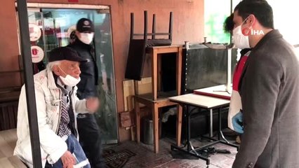 İstanbul'da koltuk değnekleriyle dışarıya çıkan yaşlı adam "pes" dedirtti