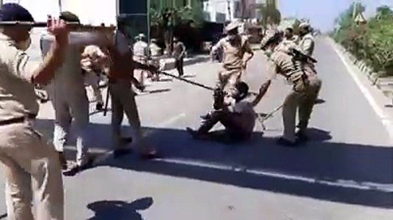 in logo ne kiya tha police oe hamla bad me inke sath kya hua dekho (3)
