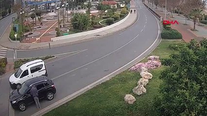 ANTALYA Kırmızı ışıkta duran araçtakilere eldiven satarken MOBESE'ye yakalandı