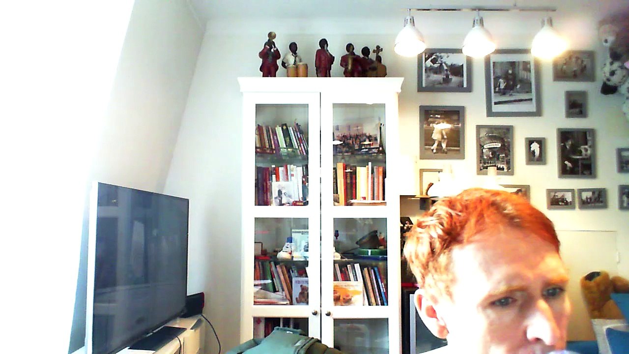 Wiwi égratigne "ne vjerujem tvojim usnama" de Boris Novkovic