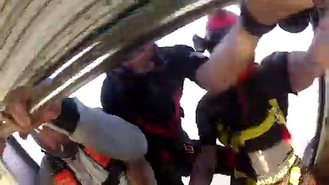 Une collision entre plusieurs parachutistes