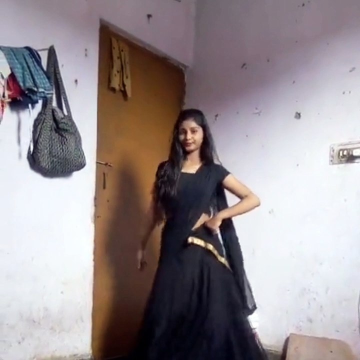 recording dance video gaon ki ladki ne kiya hai dance   गांव की लड़की ने किया है डांस भोजपुरी गाने पर ऐसे डांस अब कभी देखे नहीं होंगे